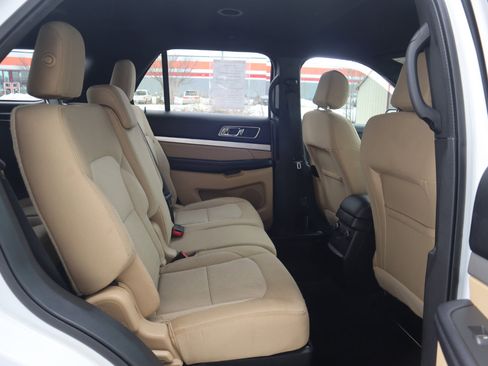 Used 2017 Ford Explorer XLT image 40