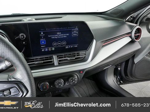 Certified 2025 Chevrolet Trax RS w/ Sunroof Package FWD image 12