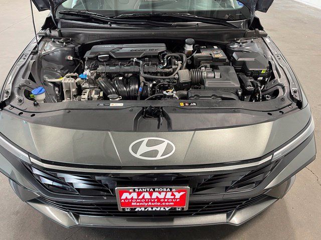 Used 2025 Hyundai Elantra Limited FWD image 9