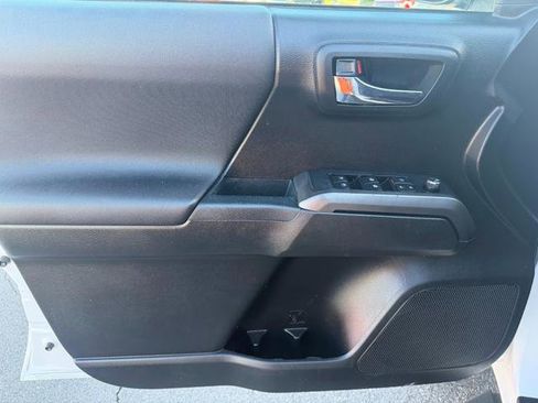 Used 2017 Toyota Tacoma TRD Off-Road w/ Tow Package (A/T) image 9