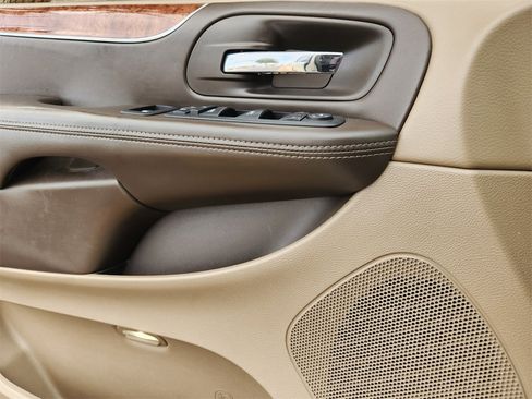 Used 2011 Chrysler Town & Country Touring-L image 22