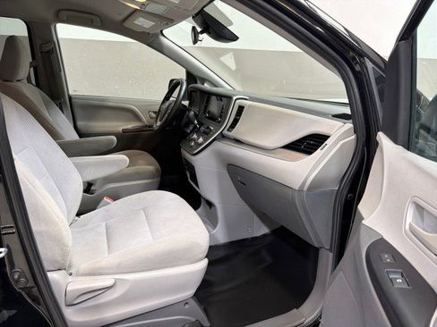Used 2020 Toyota Sienna L image 37