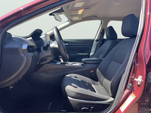 Used 2025 Nissan Altima 2.5 SV FWD image 15