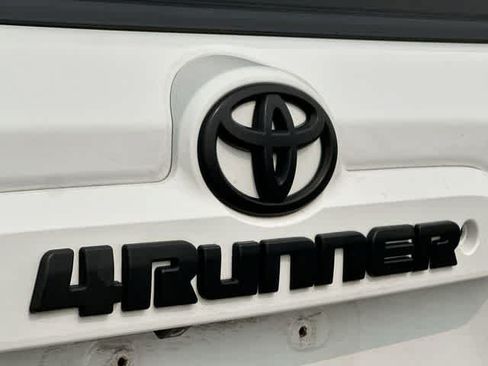 Used 2016 Toyota 4Runner SR5 AWD/4WD image 17