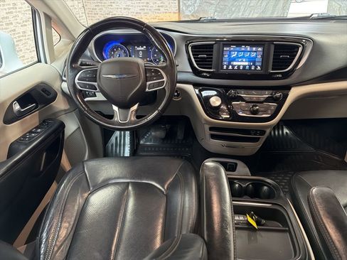 Used 2020 Chrysler Pacifica Touring-L image 16