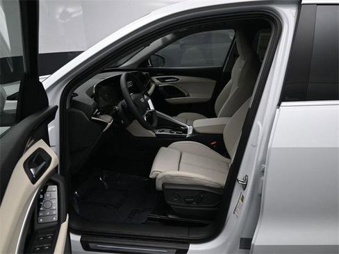 New 2025 Audi Q5 Prestige image 9