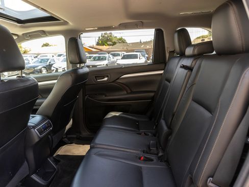 Used 2018 Toyota Highlander XLE FWD image 28