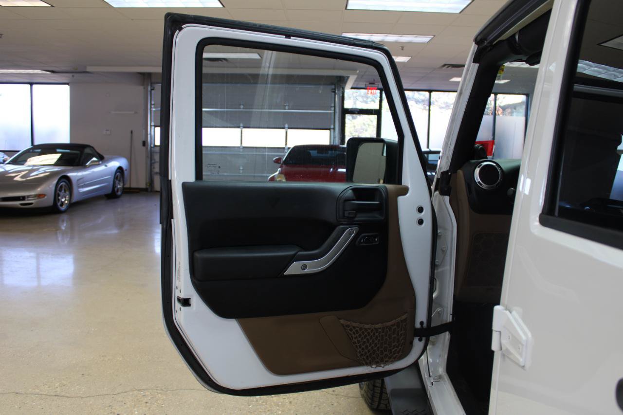 Used 2013 Jeep Wrangler Unlimited Sahara w/ Connectivity Group AWD/4WD image 27