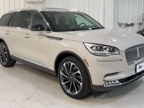 Used 2023 Lincoln Aviator Reserve w/ Equipment Group 201A image 3