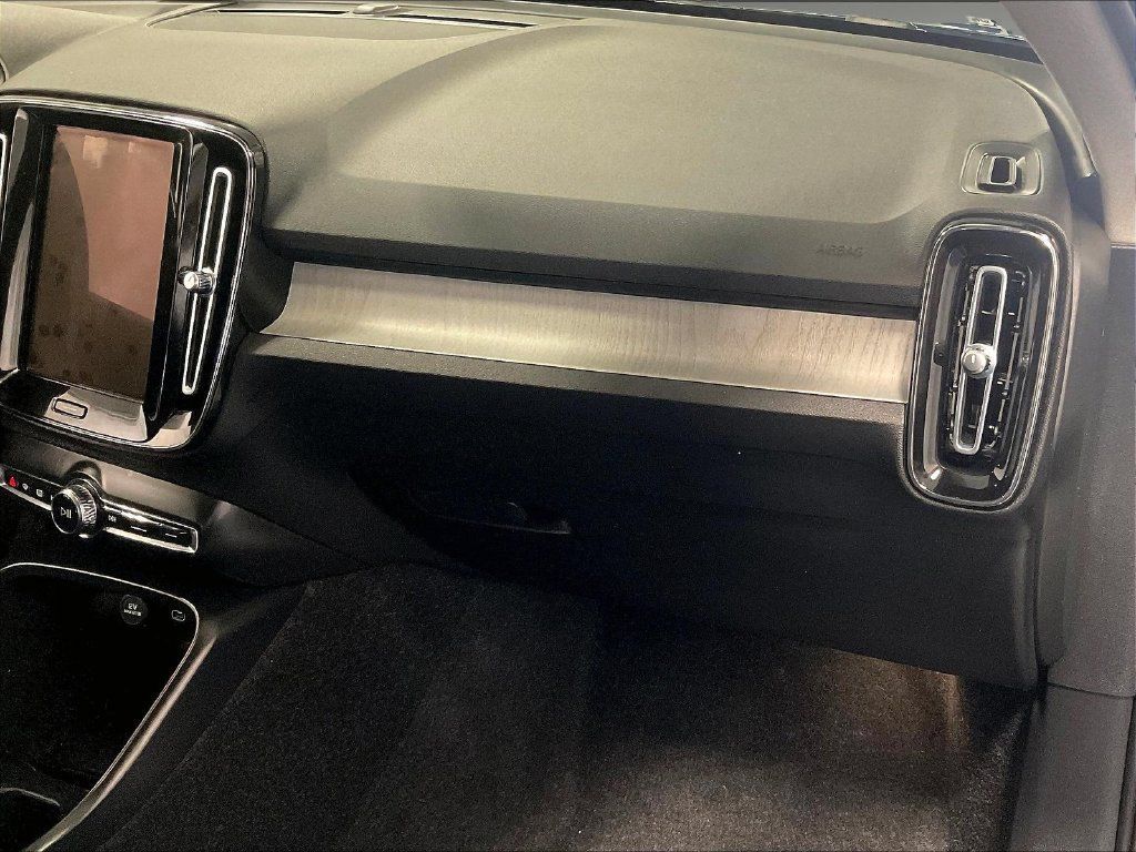 Used 2026 Volvo XC40 B5 Core AWD/4WD image 13