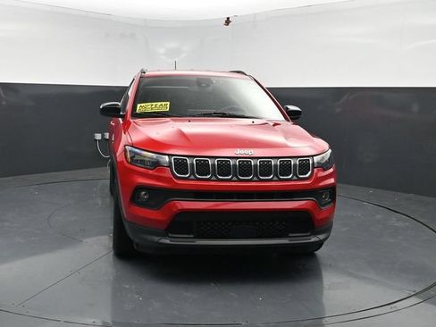 Used 2024 Jeep Compass Latitude AWD/4WD image 2