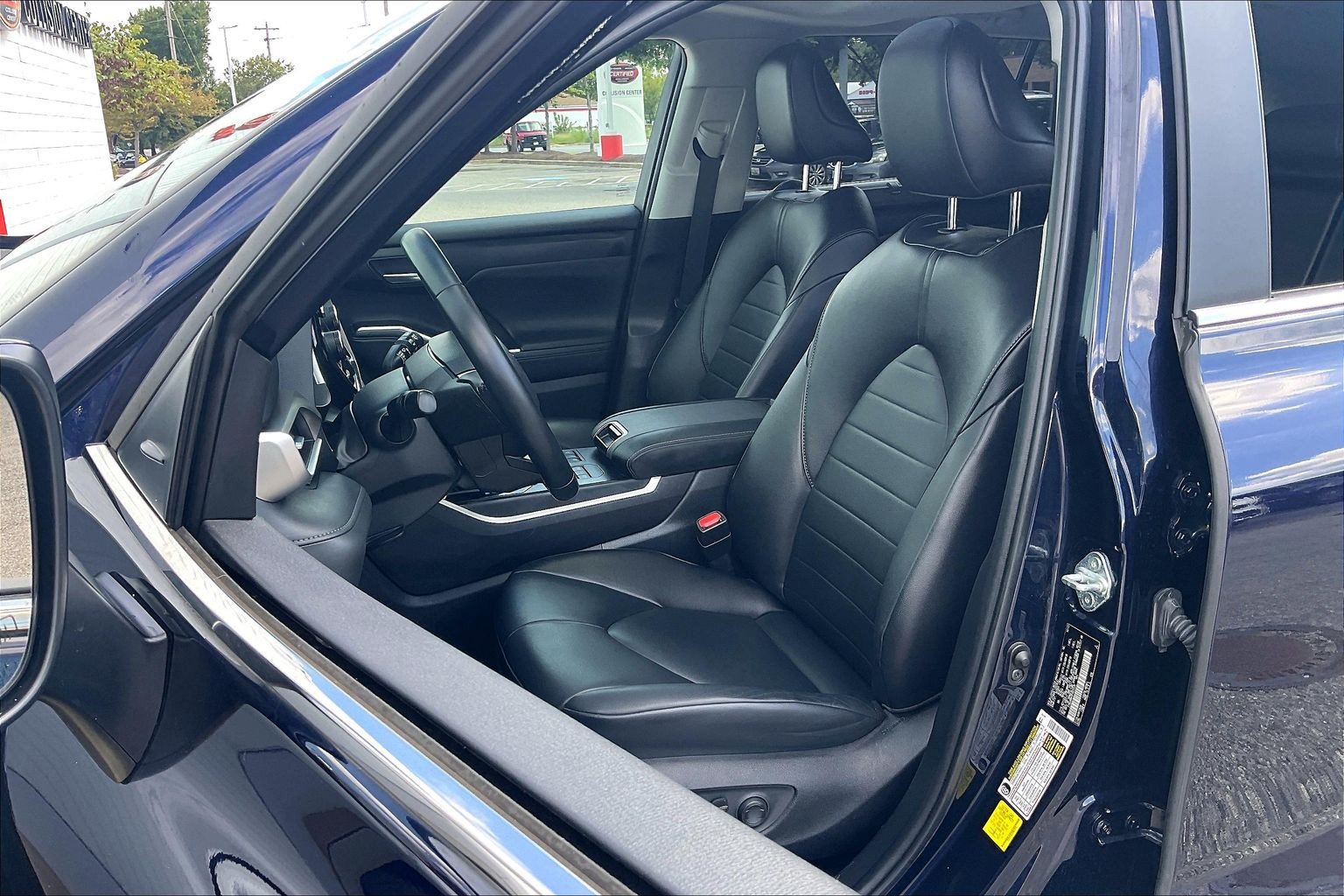 Used 2023 Toyota Highlander XLE AWD/4WD image 30