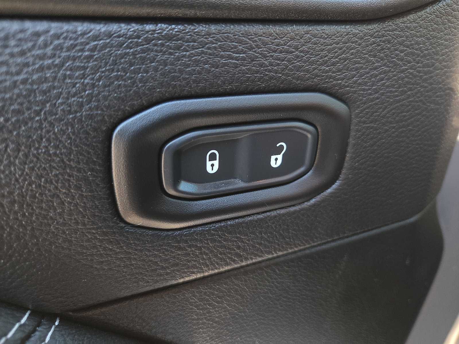 Used 2020 Jeep Gladiator Overland AWD/4WD image 15