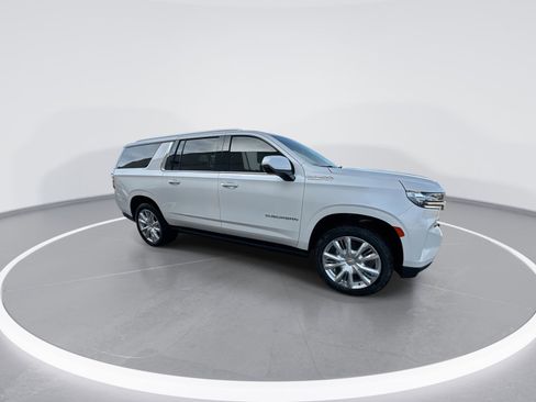 Used 2024 Chevrolet Suburban High Country image 2