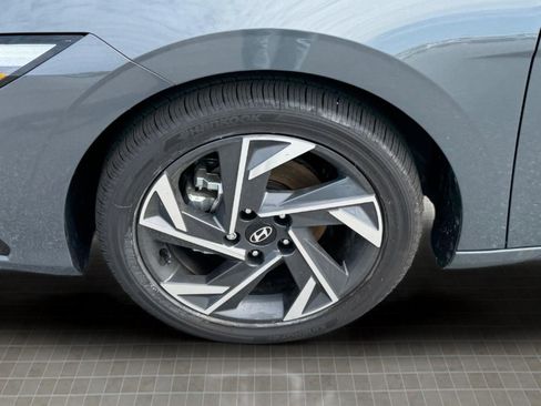 Certified 2025 Hyundai Elantra Limited FWD image 20