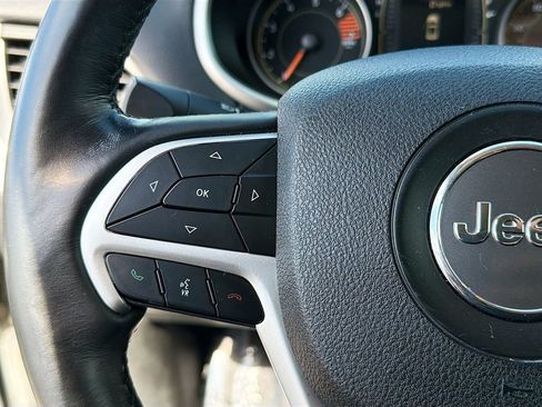 Used 2018 Jeep Cherokee Latitude Plus w/ Cold Weather Group FWD image 12