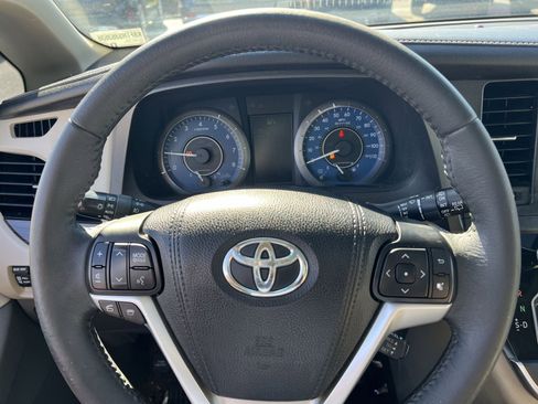 Used 2017 Toyota Sienna XLE w/ XLE Navigation Package FWD image 16
