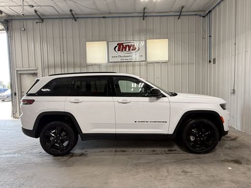 Used 2025 Jeep Grand Cherokee Limited w/ Black Appearance Package AWD/4WD image 2