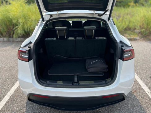 Used 2022 Tesla Model Y Long Range image 38