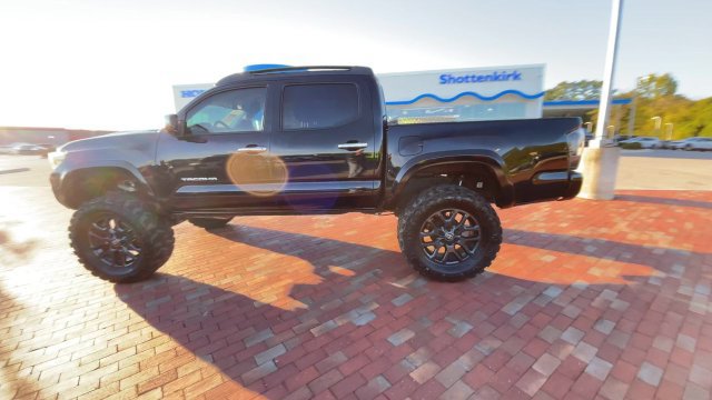 Used 2023 Toyota Tacoma TRD Sport w/ Advanced Technology Package AWD/4WD image 6