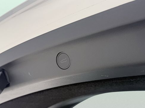 Used 2024 Tesla Model Y Long Range AWD/4WD image 18