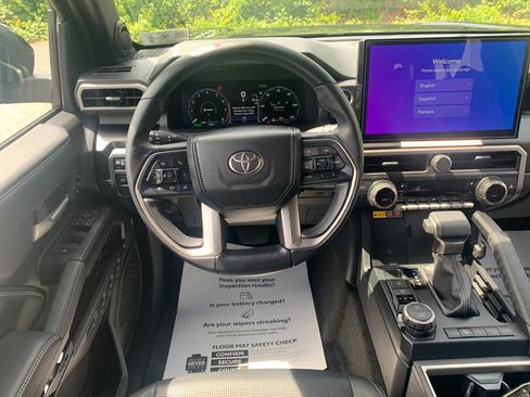 Used 2025 Toyota 4Runner Limited AWD/4WD image 17