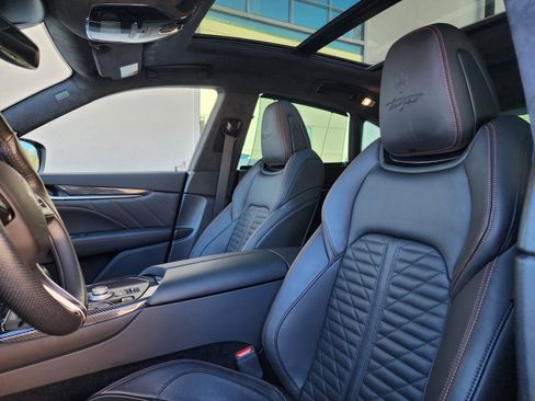 Used 2022 Maserati Levante Trofeo image 9