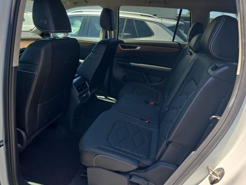 Certified 2024 Volkswagen Atlas SE FWD image 2