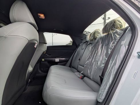 New 2025 Hyundai Elantra Limited FWD image 12