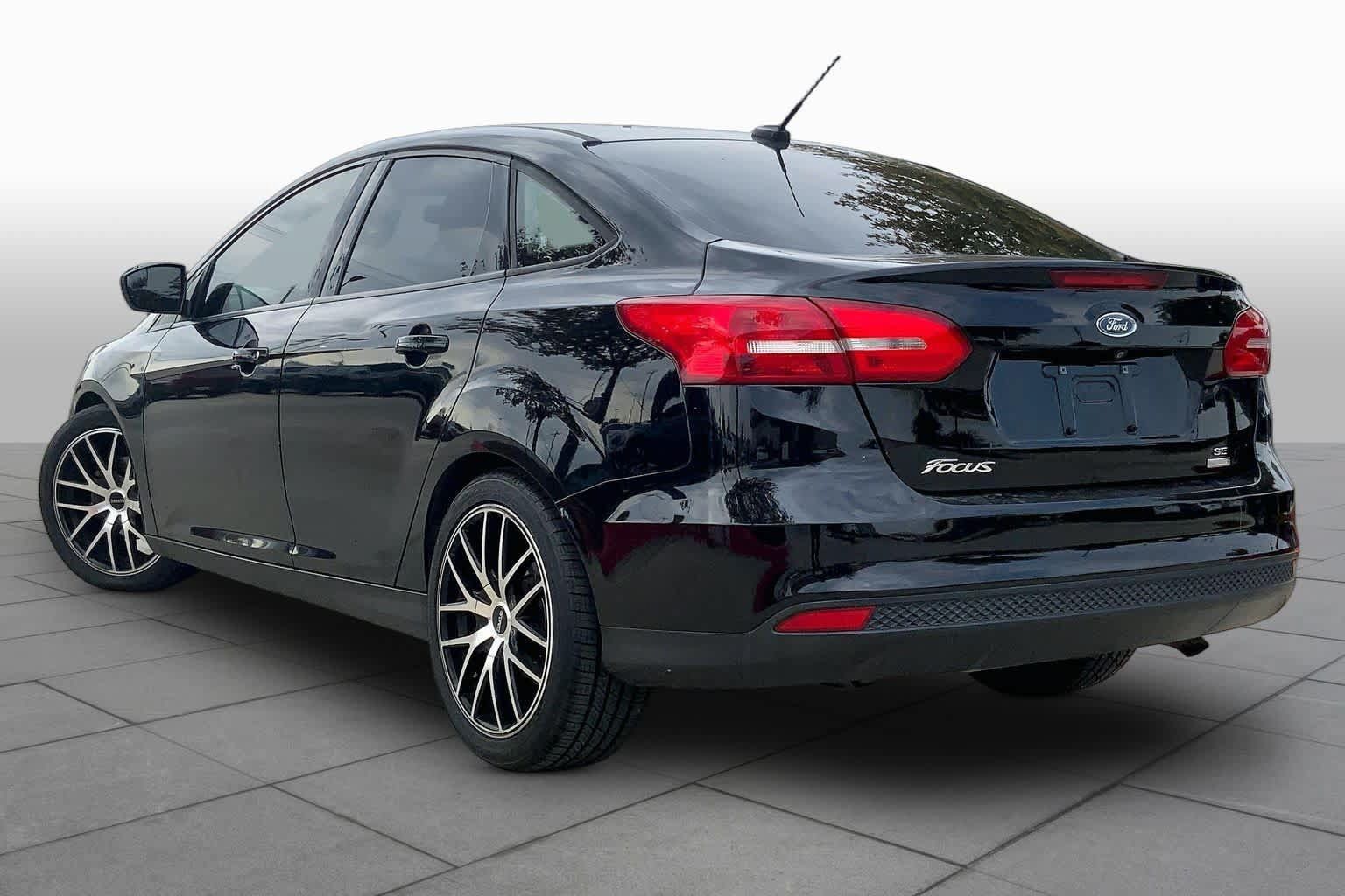 Used 2018 Ford Focus SE w/ SE Appearance Package FWD image 12