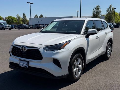 Used 2023 Toyota Highlander L AWD/4WD image 4