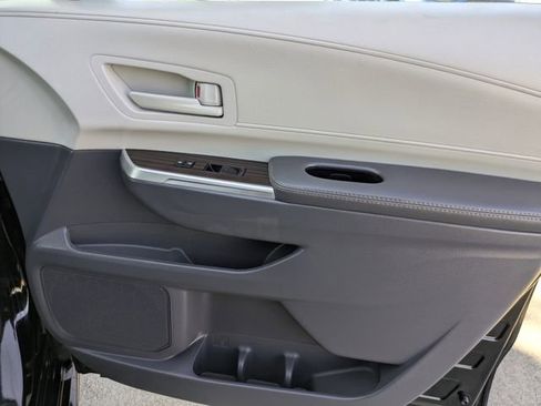 Used 2024 Toyota Sienna LE w/ LE Plus Package image 34