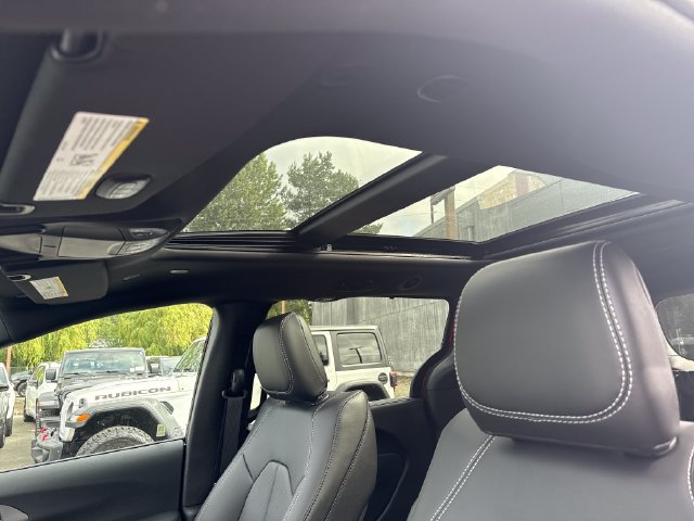 New 2025 Chrysler Pacifica Select AWD/4WD image 28