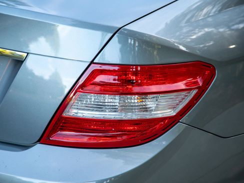 Used 2009 Mercedes-Benz C 300 Sedan image 9