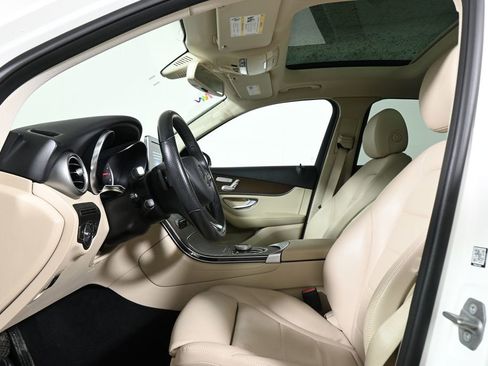 Used 2019 Mercedes-Benz GLC 300 4MATIC image 3