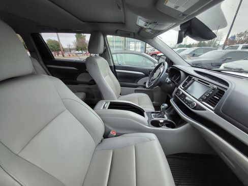 Used 2019 Toyota Highlander XLE image 8