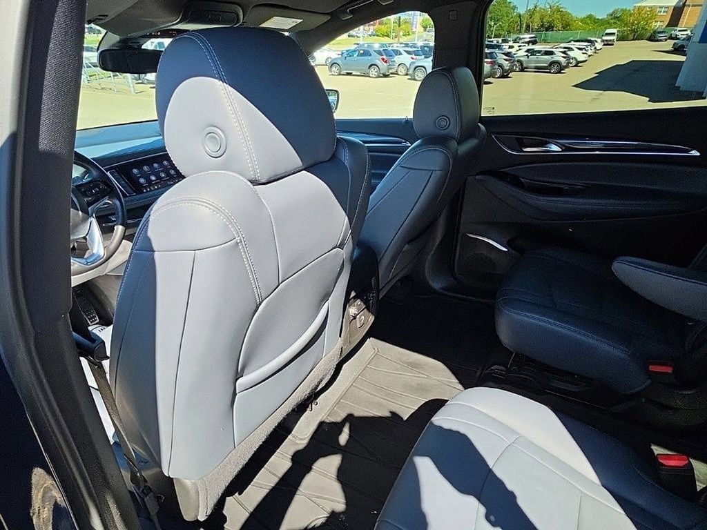 Used 2023 Buick Enclave Essence AWD/4WD image 23