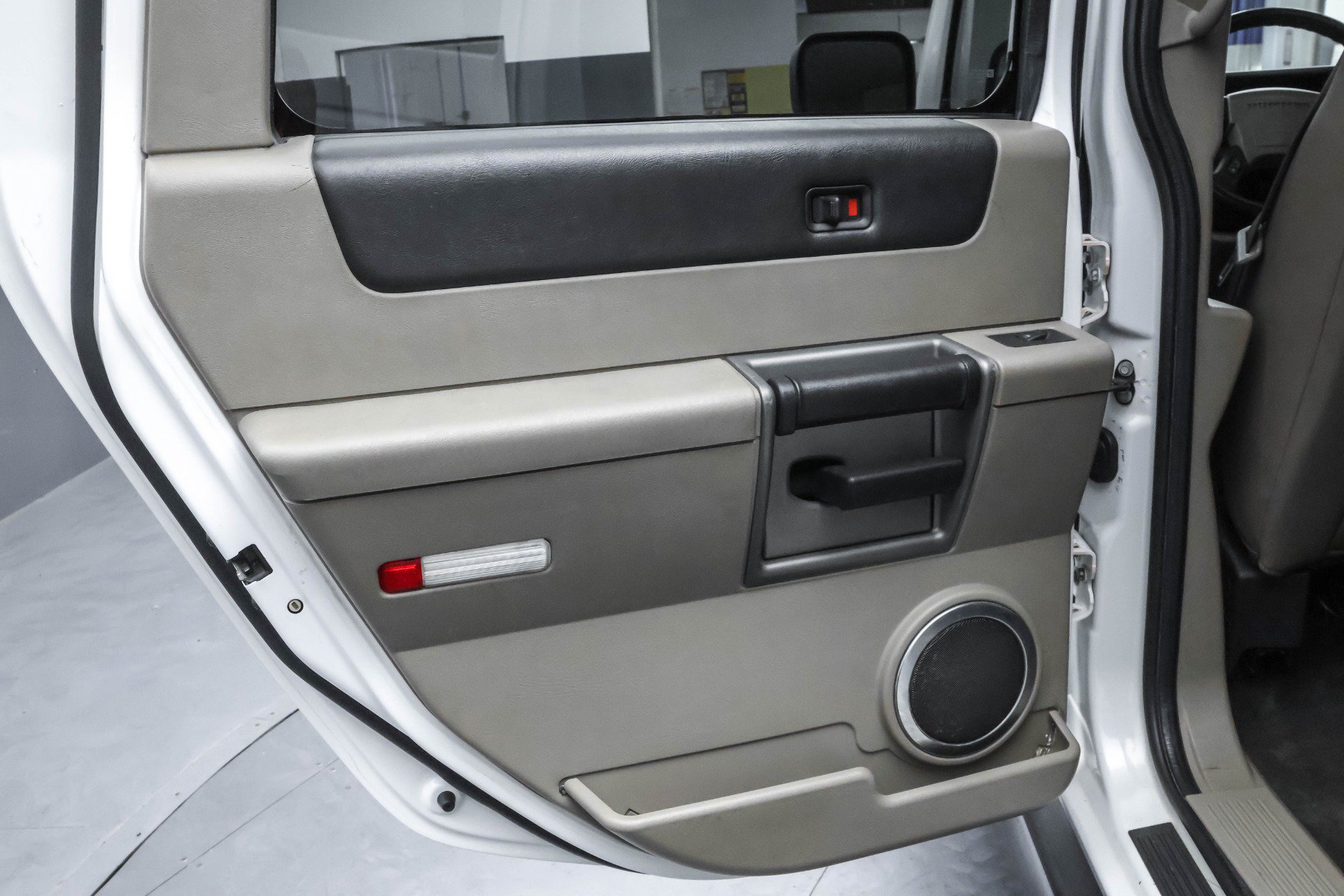 Used 2003 HUMMER H2 w/ Preferred Equipment Group AWD/4WD image 8