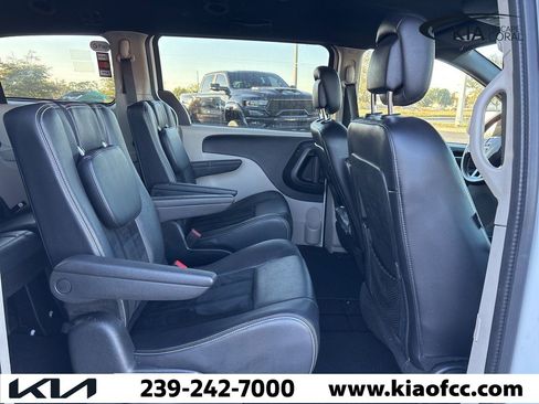 Used 2017 Dodge Grand Caravan SXT image 13