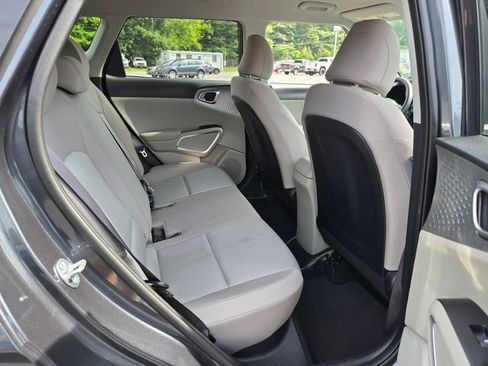 Used 2025 Kia Soul LX w/ LX Technology Package FWD image 17