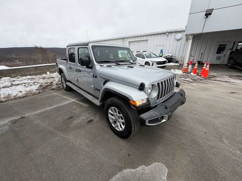 Used 2023 Jeep Gladiator Sport image 5