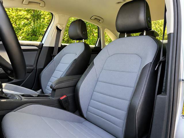 Used 2025 Volkswagen Jetta SE FWD image 12