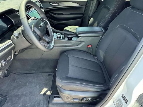 Used 2024 Jeep Grand Cherokee Laredo w/ Luxury Tech Group I AWD/4WD image 18