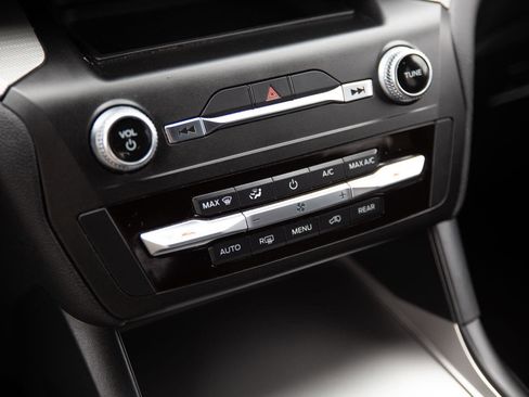 Used 2020 Ford Explorer XLT image 15