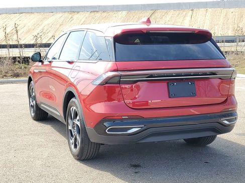 Used 2024 Lincoln Nautilus Premier image 2