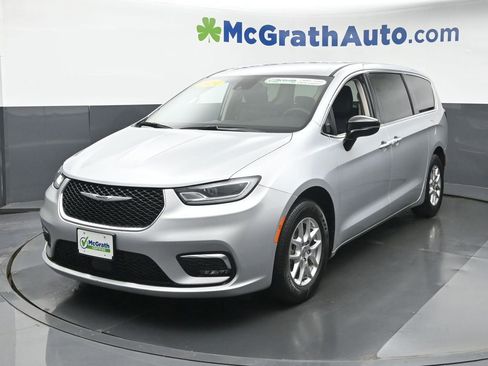 Used 2024 Chrysler Pacifica Touring-L image 23