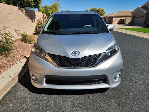 Used 2014 Toyota Sienna SE image 19