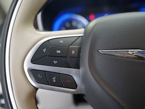Used 2017 Chrysler Pacifica Limited w/ UConnect Theater Package FWD image 13