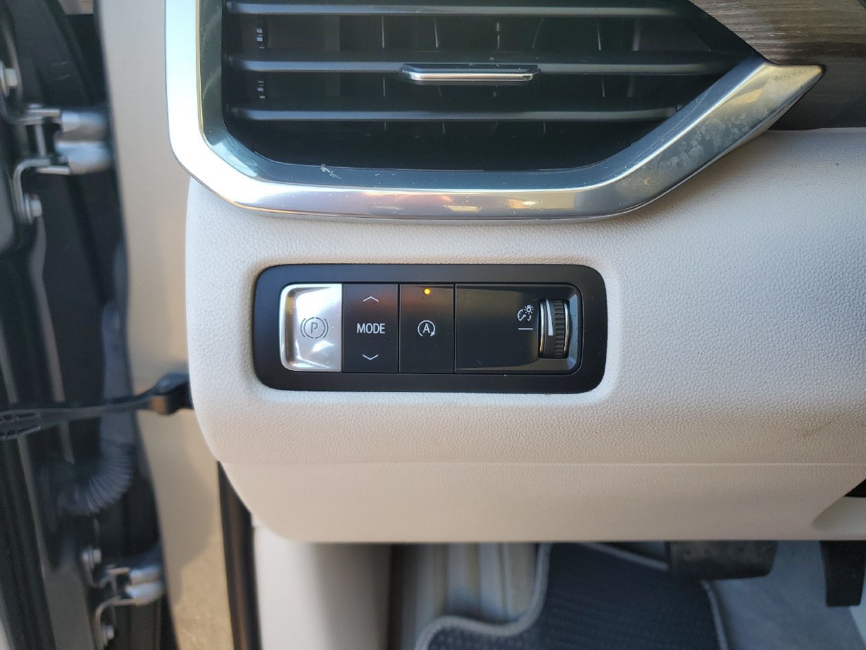 Used 2024 GMC Acadia Denali w/ Super Cruise Package FWD image 28