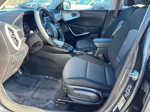 Used 2025 Kia Soul LX image 7